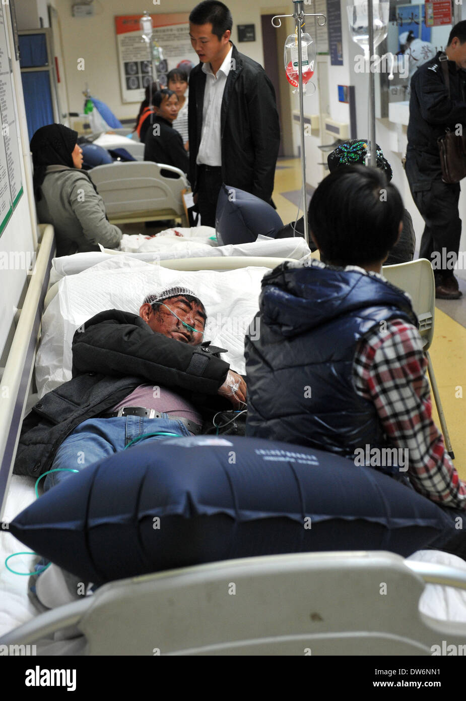 Kunming, province chinoise du Yunnan. 2e Mar, 2014. Les blessés de l'attaque terroriste de Kunming recevoir un traitement à la First People's Hosptial de Kunming à Kunming, capitale du sud-ouest de la province chinoise du Yunnan, le 2 mars 2014. Plus de 10 terroristes présumés ont attaqué les gens de la place et de l'hall billets Kunming Railway Station à 9:20 h le samedi, tuant au moins 28 civils et en blessant 113 autres. La police a tiré cinq attaquants sont morts et la chasse pour le reste. © Lin Yiguang/Xinhua/Alamy Live News Banque D'Images