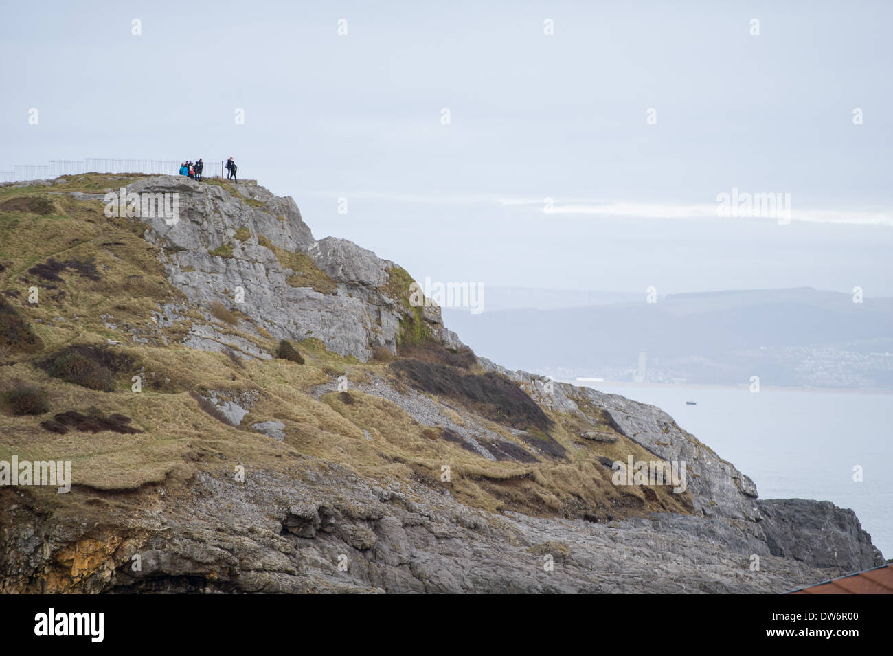 Un groupe de personnes debout sur Mumbles Head à Swansea, Royaume-Uni. Banque D'Images