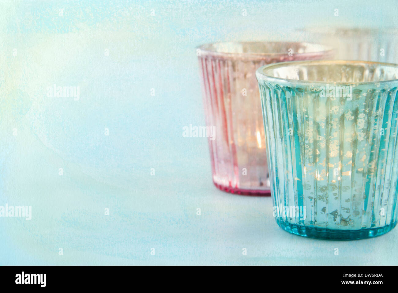 Couleur bleu pastel des bougies sur fond texturé et copy space Banque D'Images