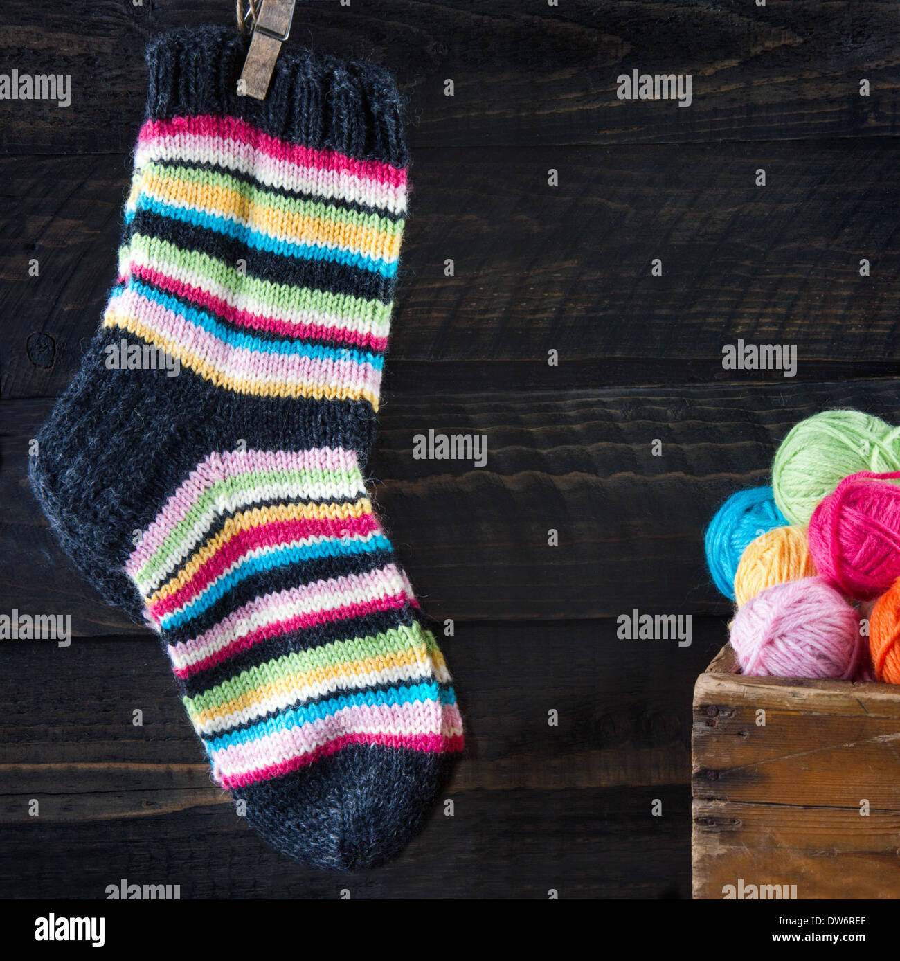 Des chaussettes en laine rayée hanging on clothesline Banque D'Images