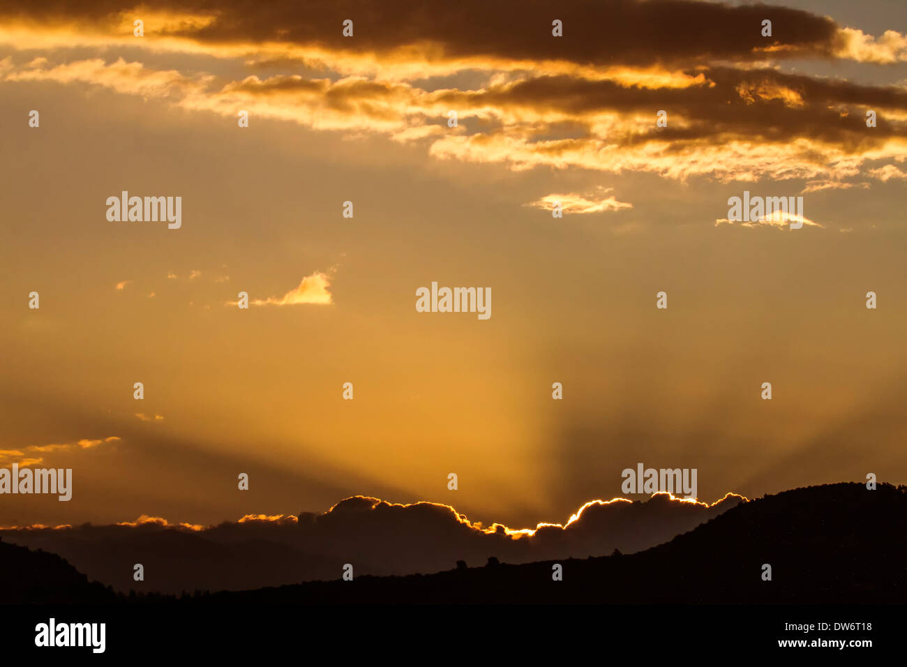 Lever du soleil sur le lac Crowley, brouillard, la Sierra Nevada, en Californie Banque D'Images