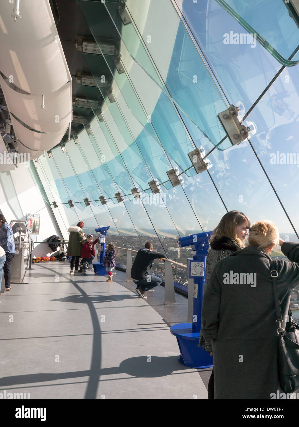 Les touristes de la plate-forme d'observation de la Spinnaker Tower, Portsmouth, Angleterre Banque D'Images