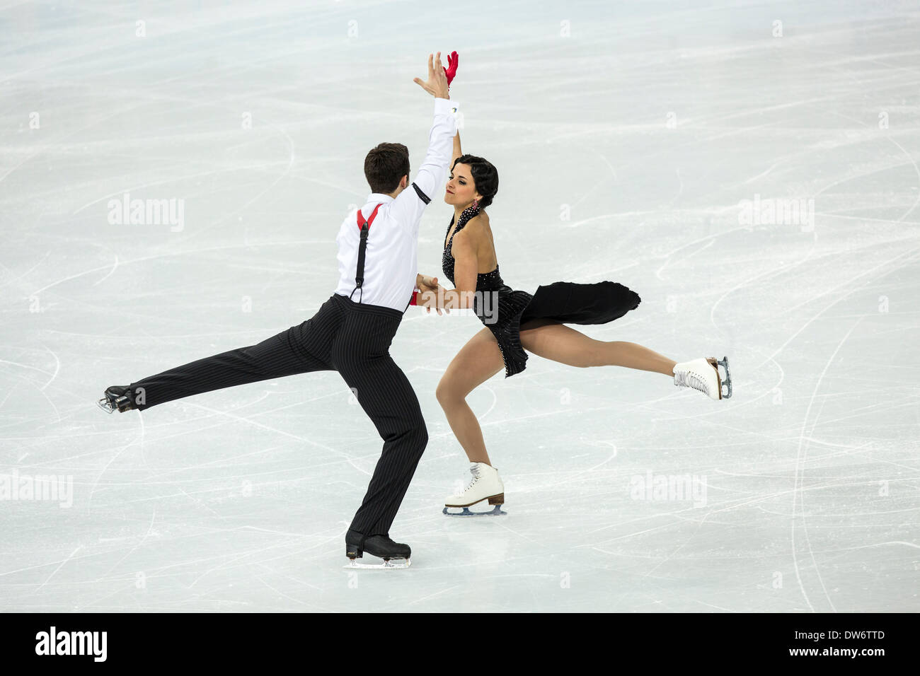 Alexandra Paul et Mitchell Islam(CAN) d'effectuer dans le programme court de danse sur glace aux Jeux Olympiques d'hiver de Sotchi, Russie, 2014 Banque D'Images