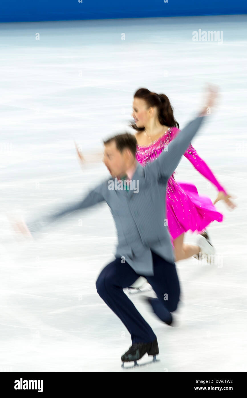 Julia Zlobina et Alexei Sitnikov (AZE) dans le programme court de danse sur glace aux Jeux Olympiques d'hiver de Sotchi, Russie, 2014 Banque D'Images