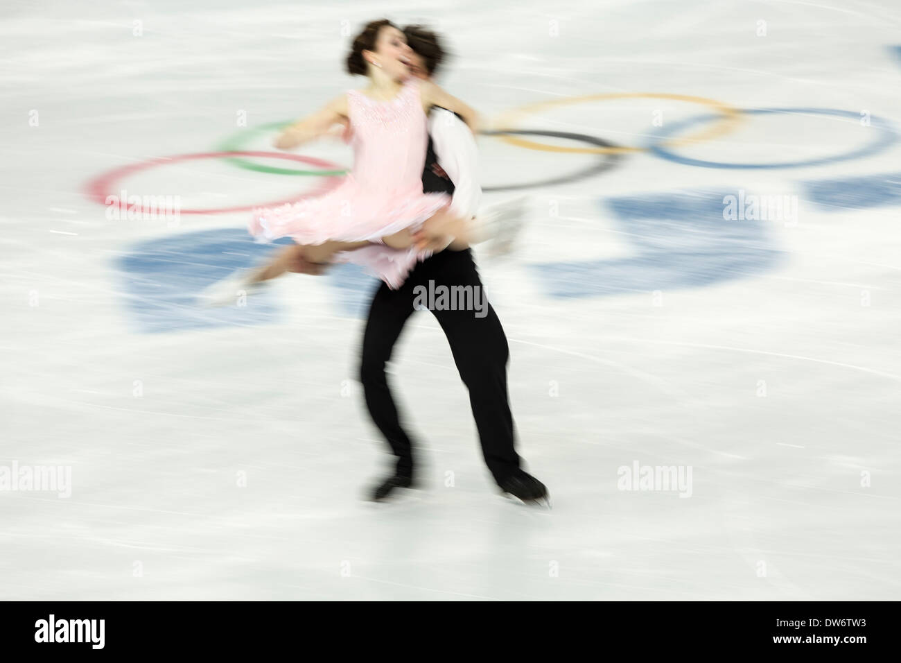Alexandra Paul et Mitchell Islam(CAN) d'effectuer dans le programme court de danse sur glace aux Jeux Olympiques d'hiver de Sotchi, Russie, 2014 Banque D'Images