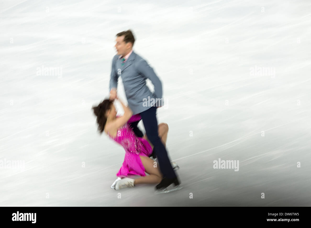 Julia Zlobina et Alexei Sitnikov (AZE) dans le programme court de danse sur glace aux Jeux Olympiques d'hiver de Sotchi, Russie, 2014 Banque D'Images