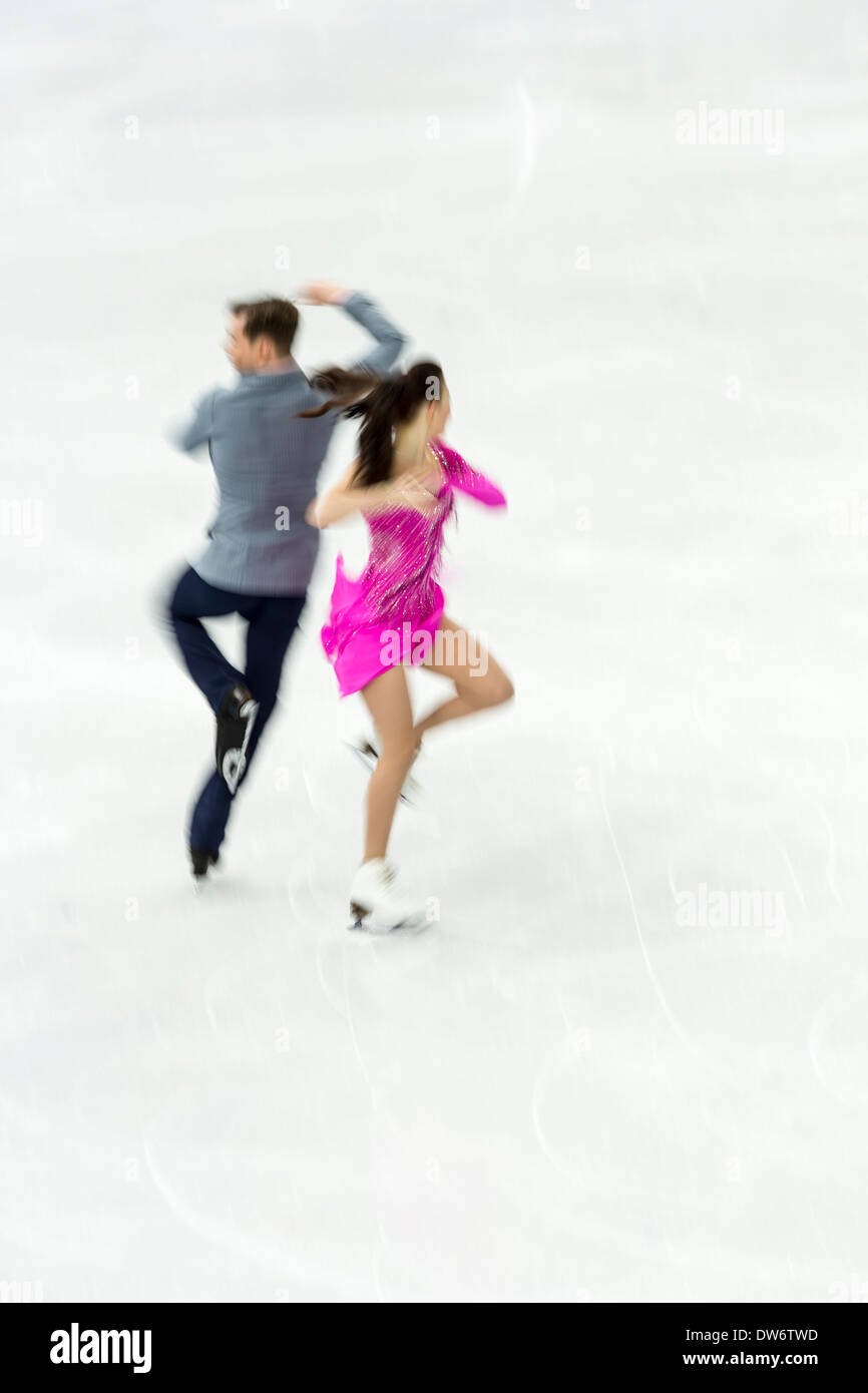 Julia Zlobina et Alexei Sitnikov (AZE) dans le programme court de danse sur glace aux Jeux Olympiques d'hiver de Sotchi, Russie, 2014 Banque D'Images