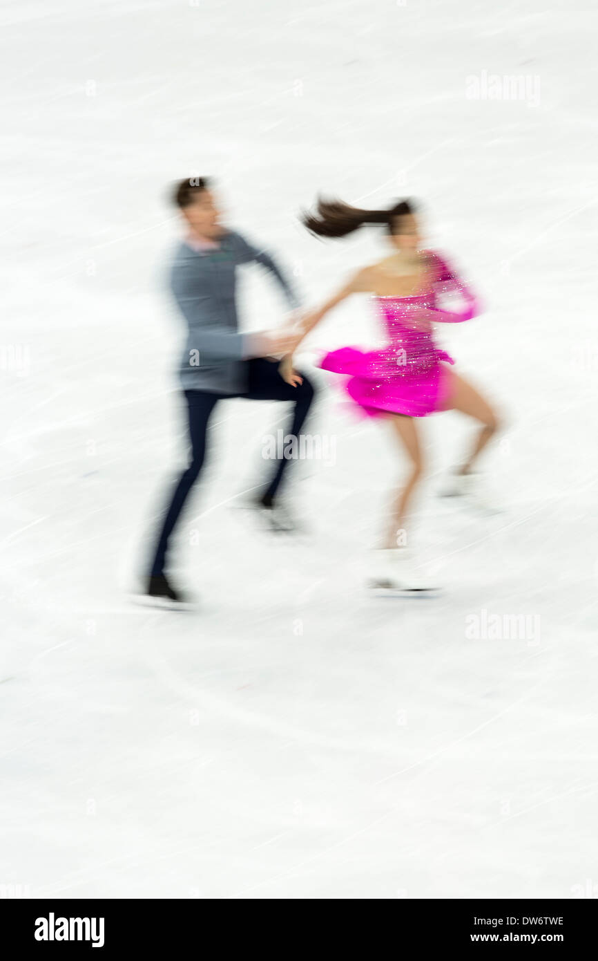 Julia Zlobina et Alexei Sitnikov (AZE) dans le programme court de danse sur glace aux Jeux Olympiques d'hiver de Sotchi, Russie, 2014 Banque D'Images