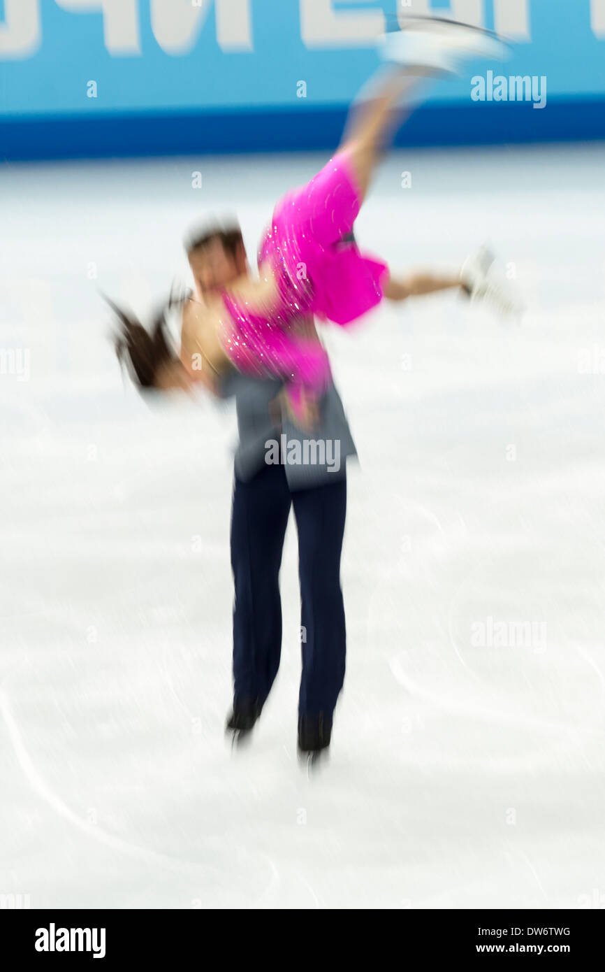 Julia Zlobina et Alexei Sitnikov (AZE) dans le programme court de danse sur glace aux Jeux Olympiques d'hiver de Sotchi, Russie, 2014 Banque D'Images
