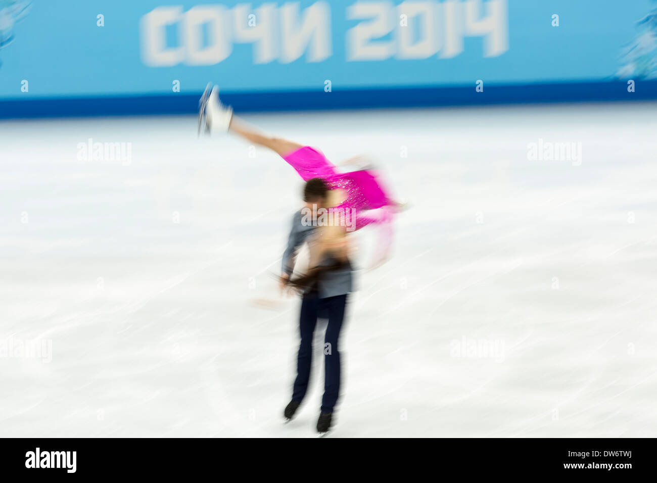 Julia Zlobina et Alexei Sitnikov (AZE) dans le programme court de danse sur glace aux Jeux Olympiques d'hiver de Sotchi, Russie, 2014 Banque D'Images