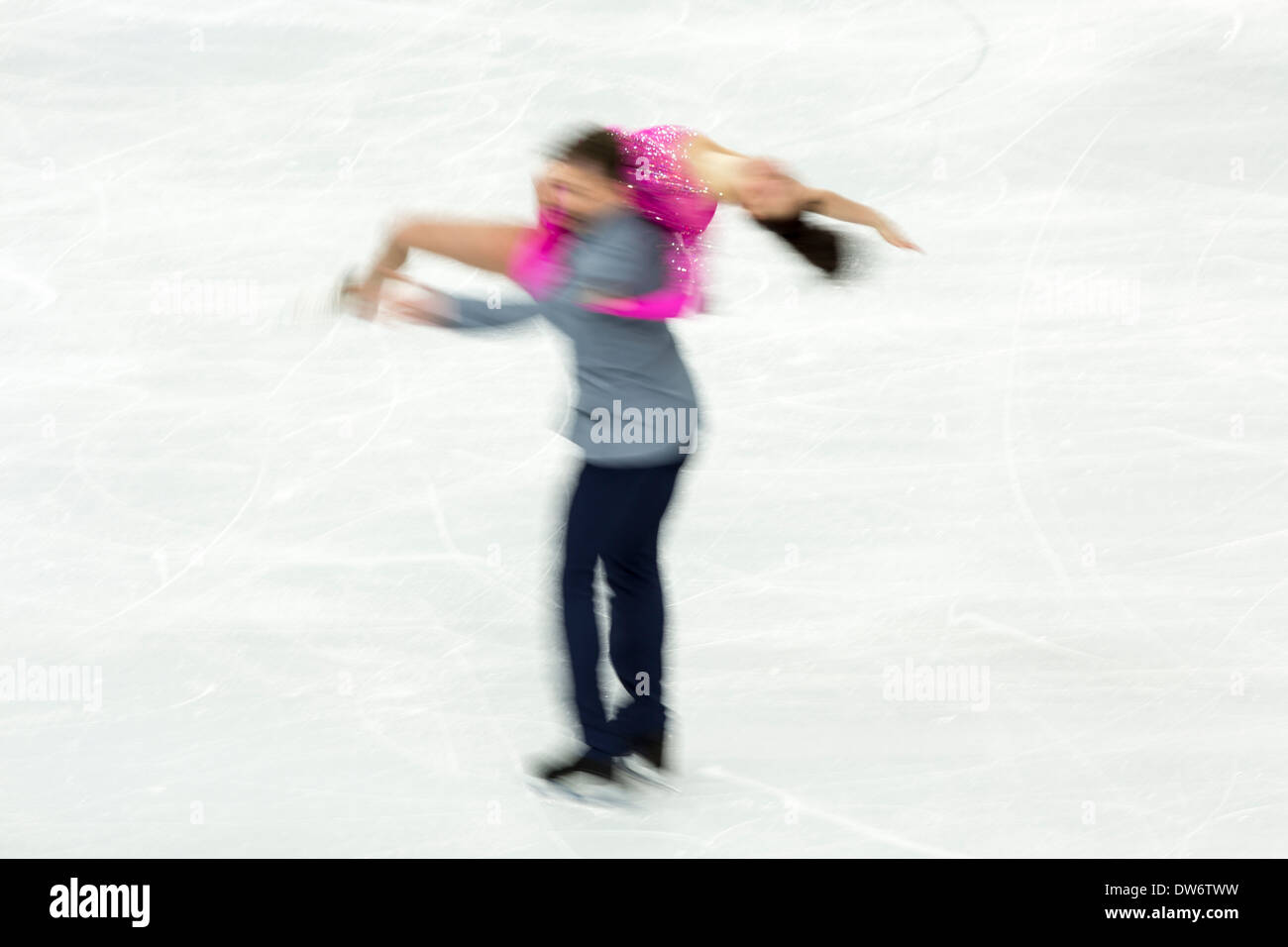 Julia Zlobina et Alexei Sitnikov (AZE) dans le programme court de danse sur glace aux Jeux Olympiques d'hiver de Sotchi, Russie, 2014 Banque D'Images