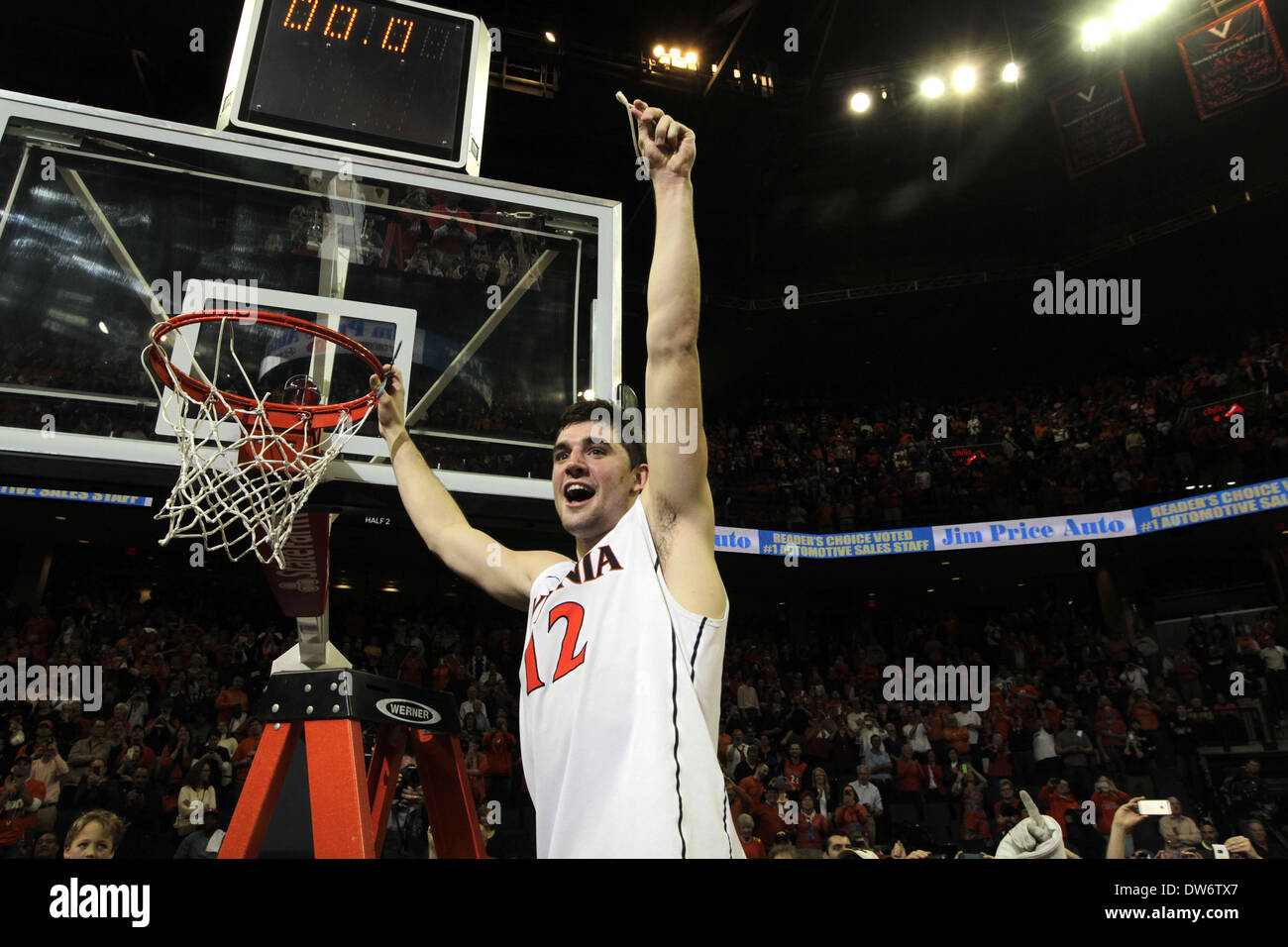 1 mars 2014 - Charlottesville, Virginia, UNITED STATES - Virginia guard Joe Harris (12) coupe son morceau de filet pour célébrer remportant le titre du CAC après avoir battu Syracuse 75-56 dans un match de basket-ball de NCAA Samedi 1 mars 2014 à Charlottesville, VA. (Crédit Image : © Andrew Shurtleff/ZUMAPRESS.com) Banque D'Images