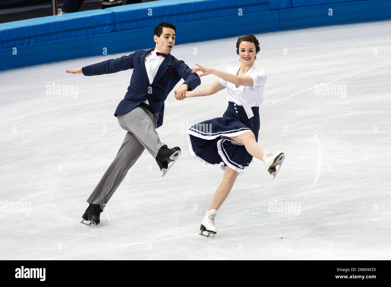 Anna Cappellini et Luca Lanotte (ITA) d'effectuer dans le programme court de danse sur glace aux Jeux Olympiques d'hiver de Sotchi, Russie, 2014 Banque D'Images