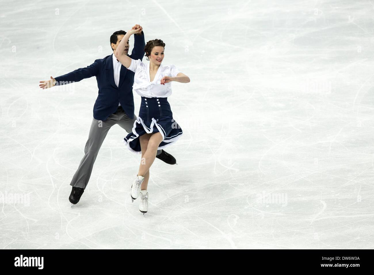 Anna Cappellini et Luca Lanotte (ITA) d'effectuer dans le programme court de danse sur glace aux Jeux Olympiques d'hiver de Sotchi, Russie, 2014 Banque D'Images