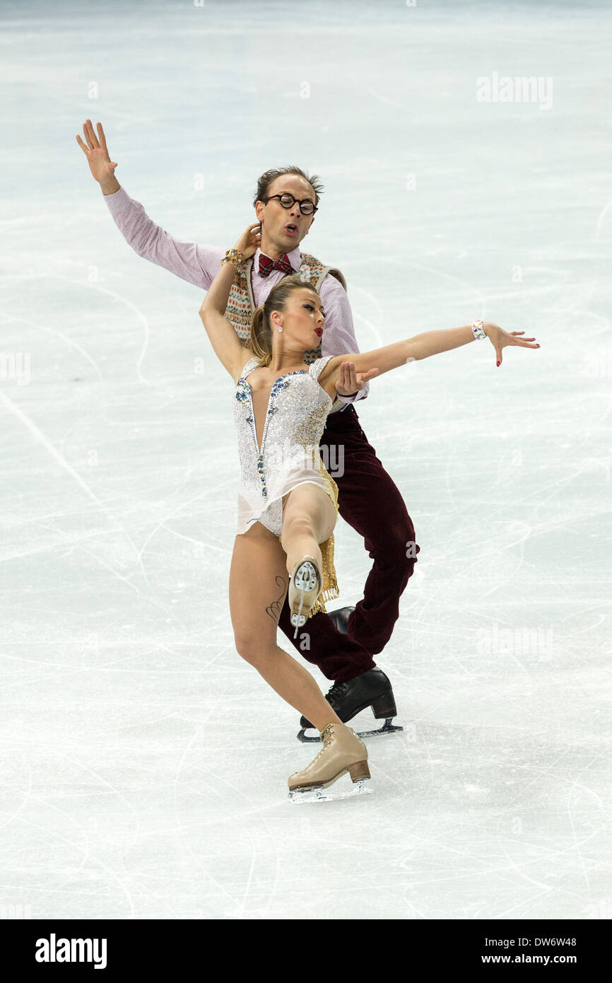 Nelli Zhiganshina et Alexander Gazsi (GER) dans le programme court de danse sur glace aux Jeux Olympiques d'hiver, Sotchi, Russie Banque D'Images