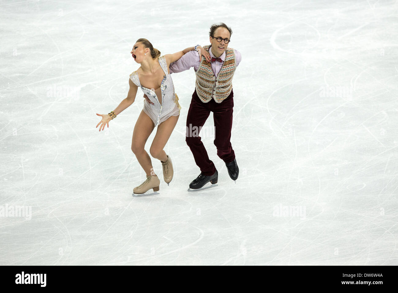 Nelli Zhiganshina et Alexander Gazsi (GER) dans le programme court de danse sur glace aux Jeux Olympiques d'hiver, Sotchi, Russie Banque D'Images