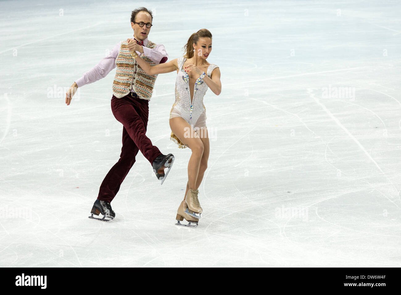 Nelli Zhiganshina et Alexander Gazsi (GER) dans le programme court de danse sur glace aux Jeux Olympiques d'hiver, Sotchi, Russie Banque D'Images