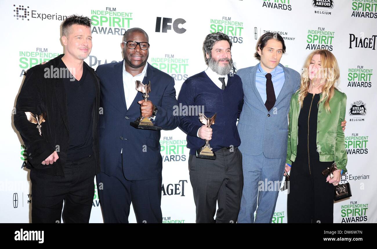 Santa Monica, CA, USA. 1er mars 2014. Producteur Brad Pitt, directeur Steve McQueen, producteur Anthony Katagas, Jeremy Kleiner et Dede Gardner (Meilleur long pour 12 ans l'esclave) dans la salle de presse pour 2014 Film Independent Spirit Awards - Salle de presse, la plage de Santa Monica, Santa Monica, CA, 1 mars 2014. Photo par : Gregorio Binuya/Everett Collection/Alamy Live News Banque D'Images