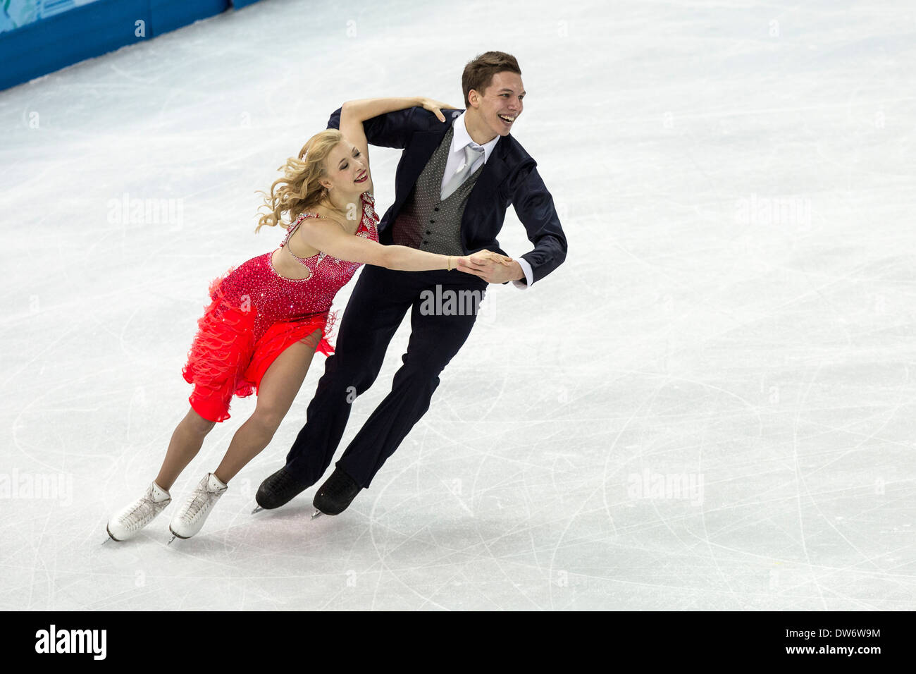 Ekaterina Bobrova et Dmitri Soloviev (RUS) dans le programme court de danse sur glace aux Jeux Olympiques d'hiver, Sotchi, Russie Banque D'Images