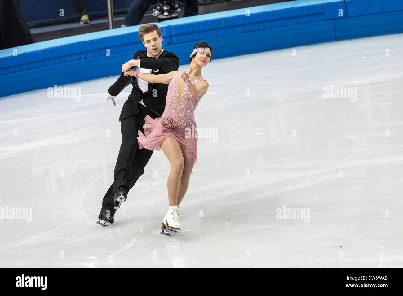 Elena Ilinykh et Nikita Katsalapov(RUS) dans le programme court de danse sur glace aux Jeux Olympiques d'hiver, Sotchi, Russie Banque D'Images