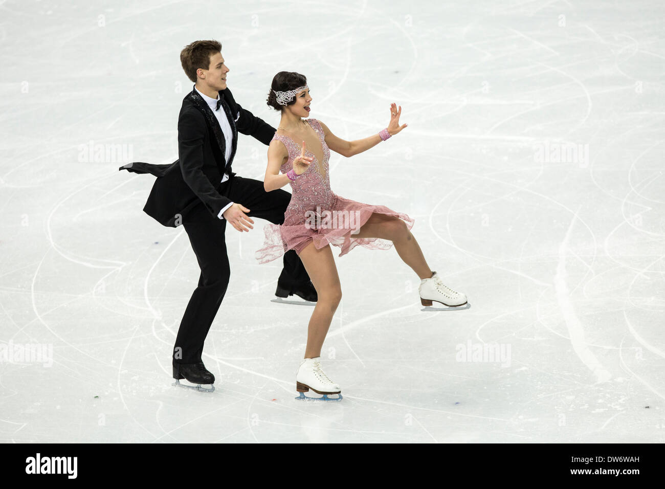 Elena Ilinykh et Nikita Katsalapov(RUS) dans le programme court de danse sur glace aux Jeux Olympiques d'hiver, Sotchi, Russie Banque D'Images
