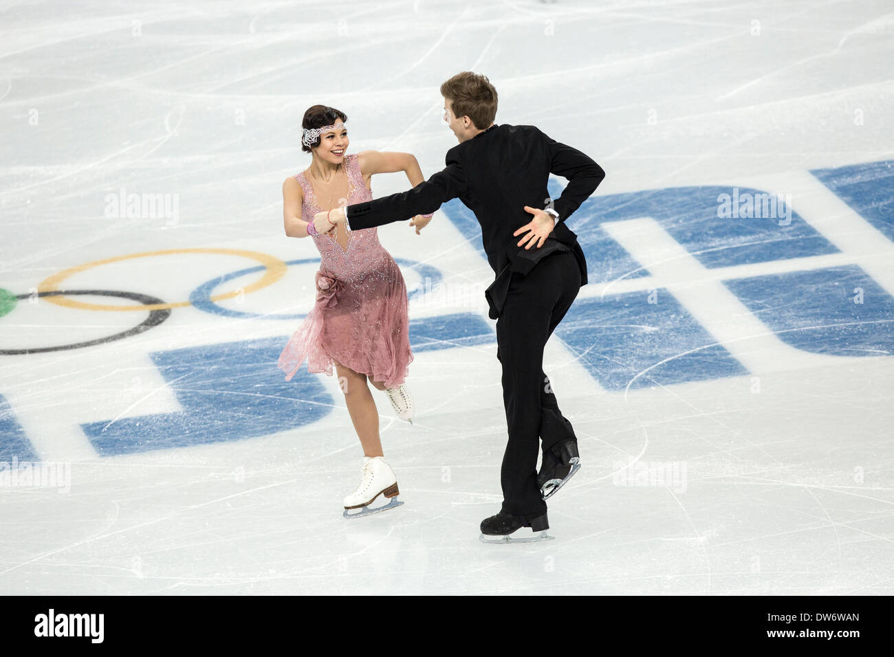 Elena Ilinykh et Nikita Katsalapov(RUS) dans le programme court de danse sur glace aux Jeux Olympiques d'hiver, Sotchi, Russie Banque D'Images