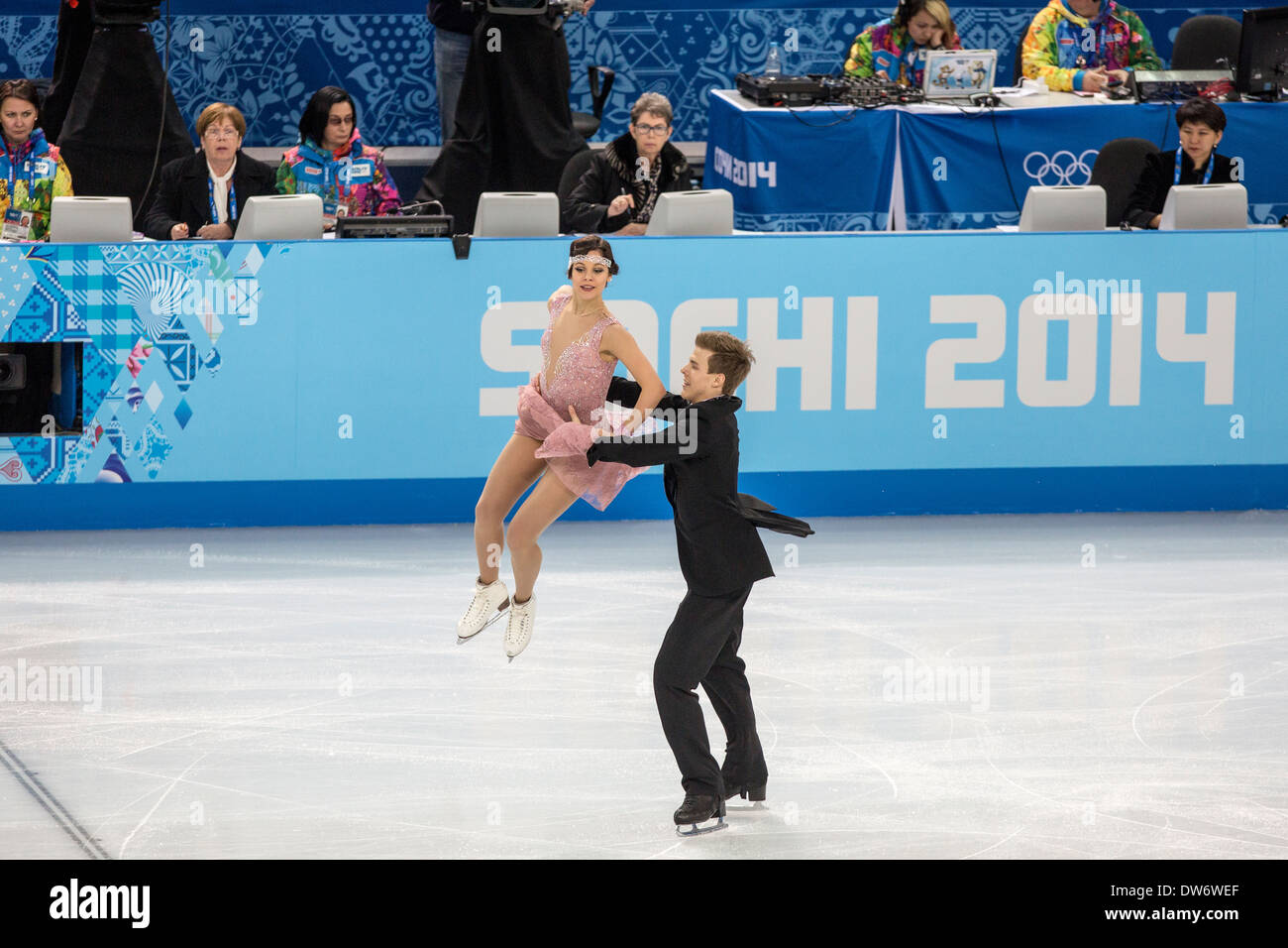Elena Ilinykh et Nikita Katsalapov(RUS) dans le programme court de danse sur glace aux Jeux Olympiques d'hiver, Sotchi, Russie Banque D'Images