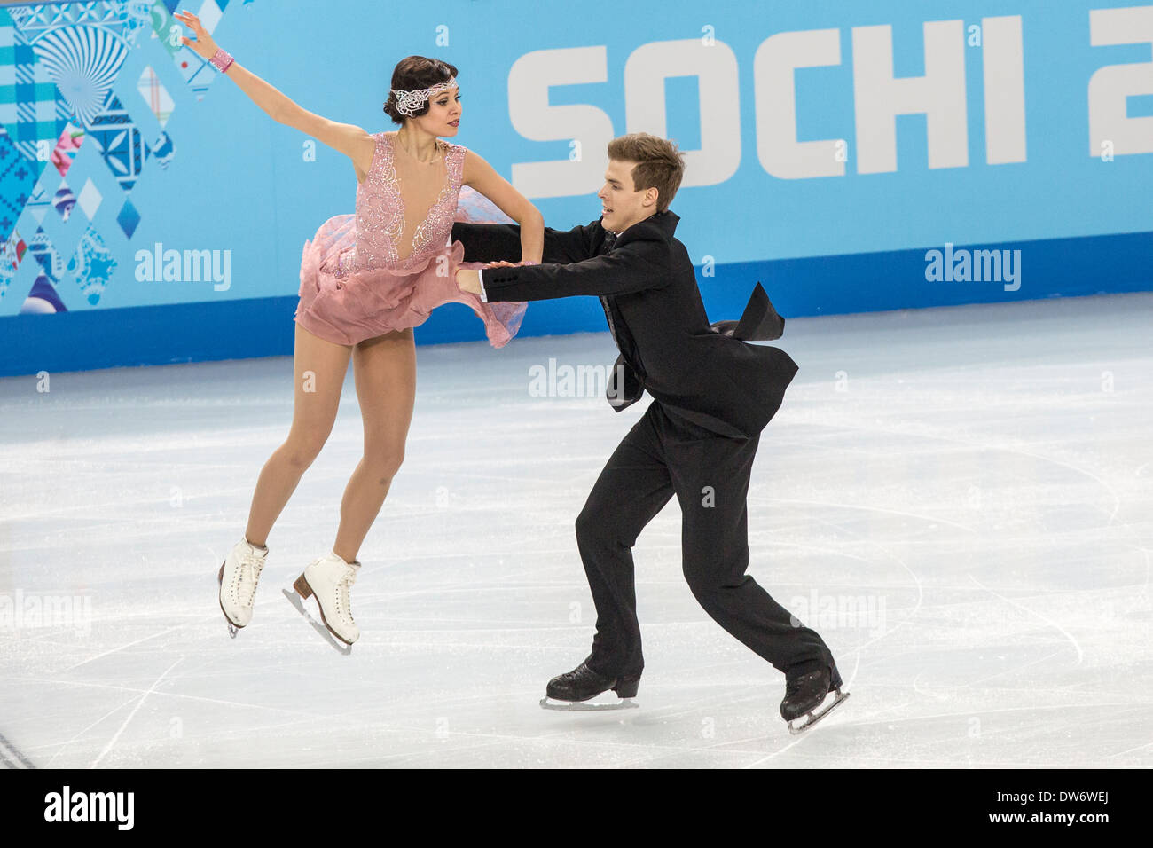 Elena Ilinykh et Nikita Katsalapov(RUS) dans le programme court de danse sur glace aux Jeux Olympiques d'hiver, Sotchi, Russie Banque D'Images