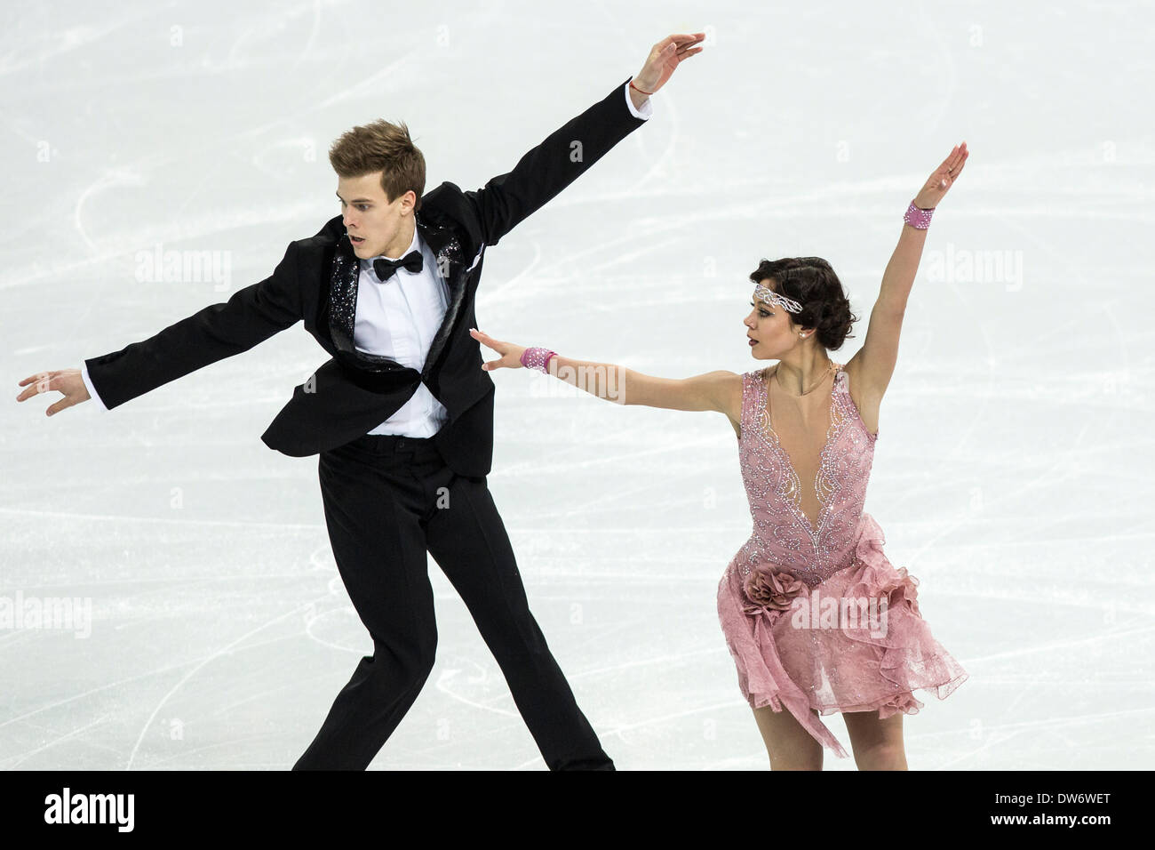 Elena Ilinykh et Nikita Katsalapov(RUS) dans le programme court de danse sur glace aux Jeux Olympiques d'hiver, Sotchi, Russie Banque D'Images