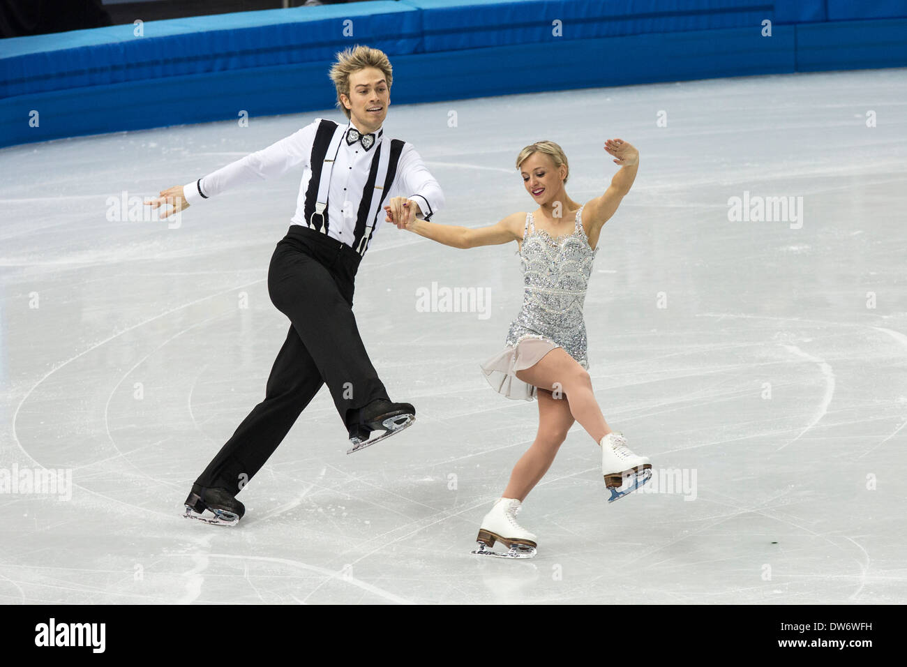 Penny Coomes et Nicholas Buckland (GBR) l'exécution dans le programme court de danse sur glace aux Jeux Olympiques d'hiver, Sotchi, Russie Banque D'Images