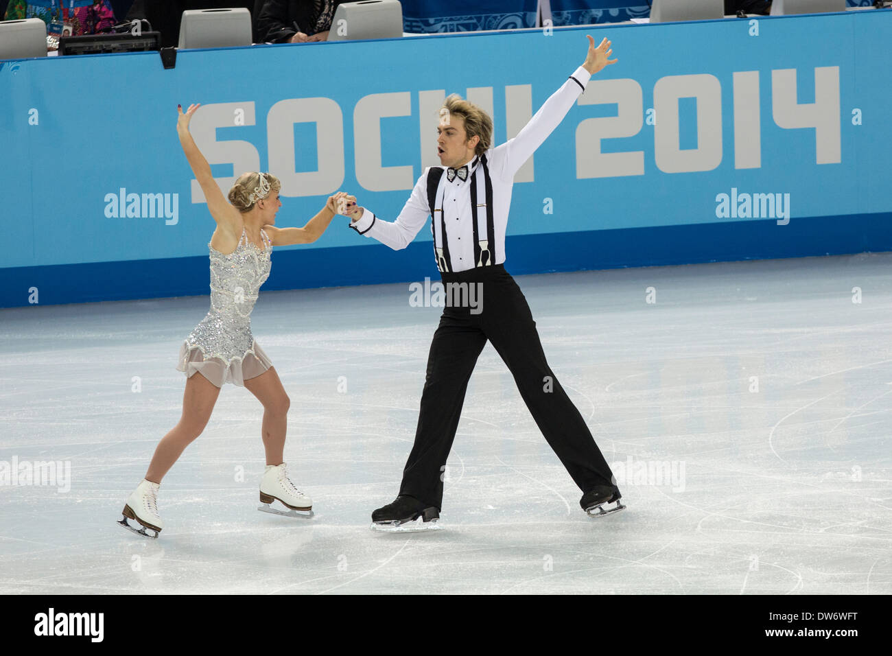 Penny Coomes et Nicholas Buckland (GBR) l'exécution dans le programme court de danse sur glace aux Jeux Olympiques d'hiver, Sotchi, Russie Banque D'Images
