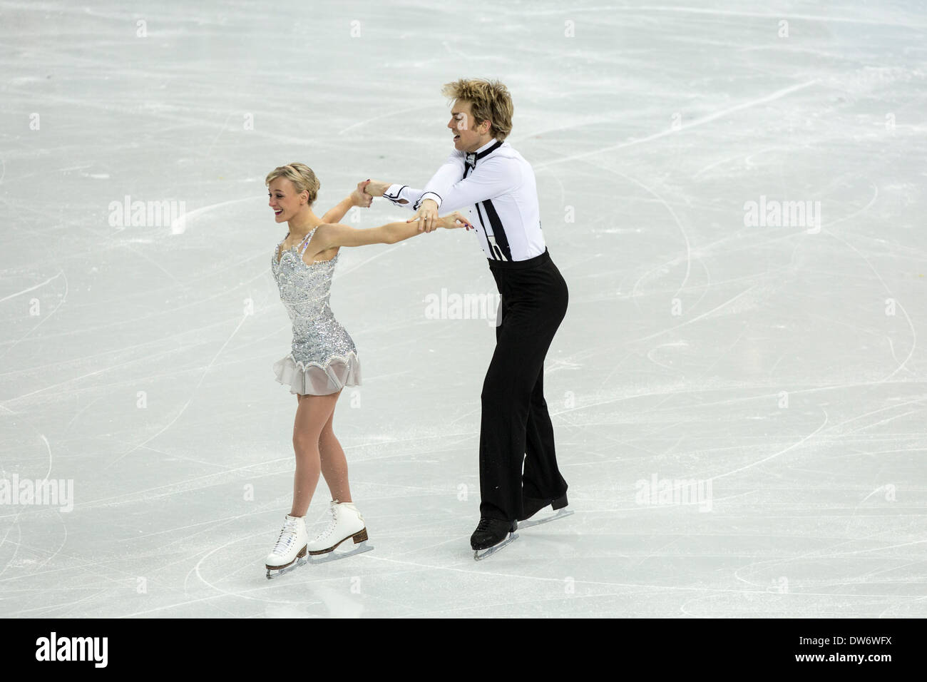 Penny Coomes et Nicholas Buckland (GBR) l'exécution dans le programme court de danse sur glace aux Jeux Olympiques d'hiver, Sotchi, Russie Banque D'Images