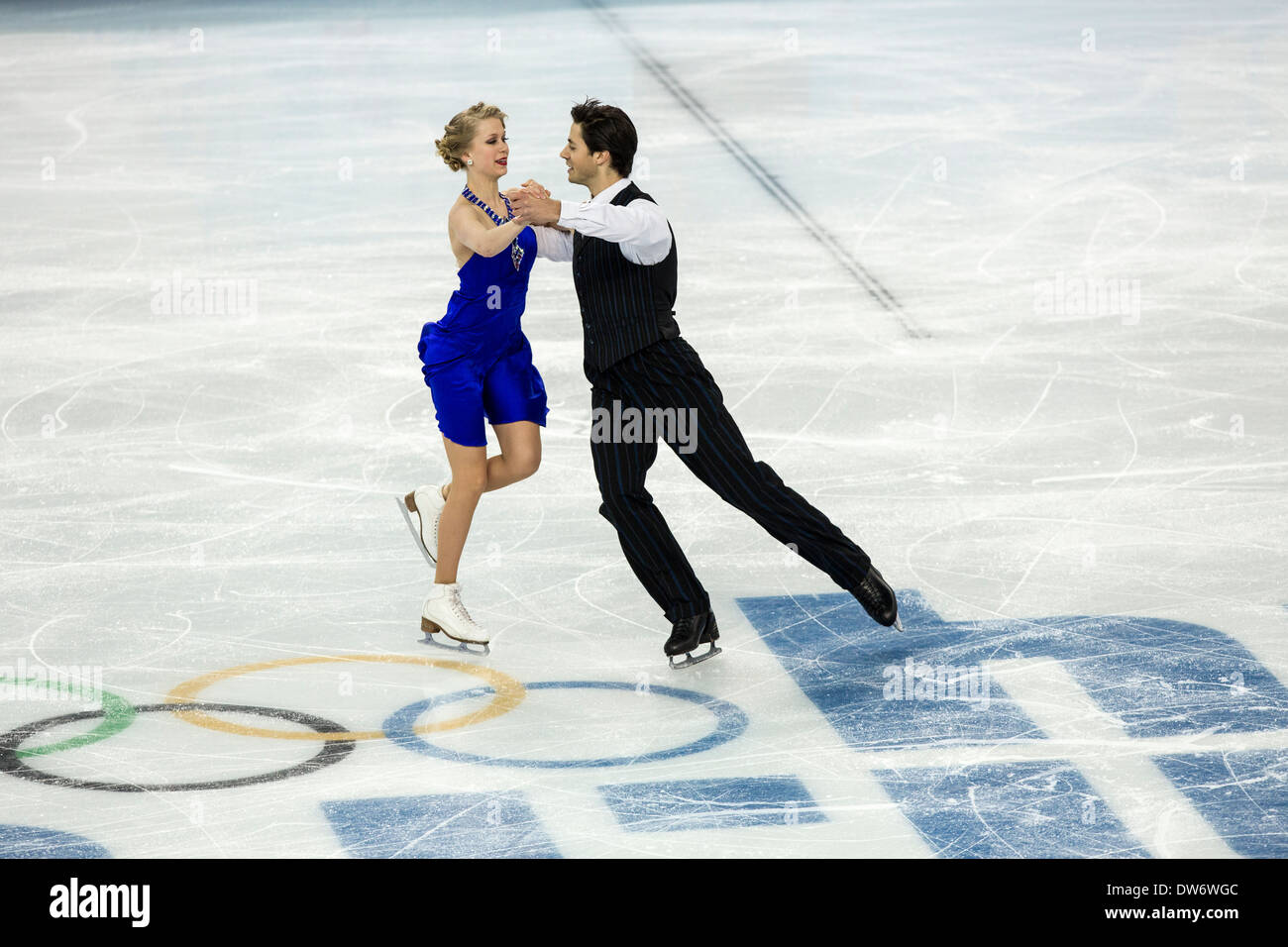 Kaitlyn Weaver et Andrew Poje (CAN) d'effectuer dans le programme court de danse sur glace aux Jeux Olympiques d'hiver de Sotchi, Russie, 2014 Banque D'Images