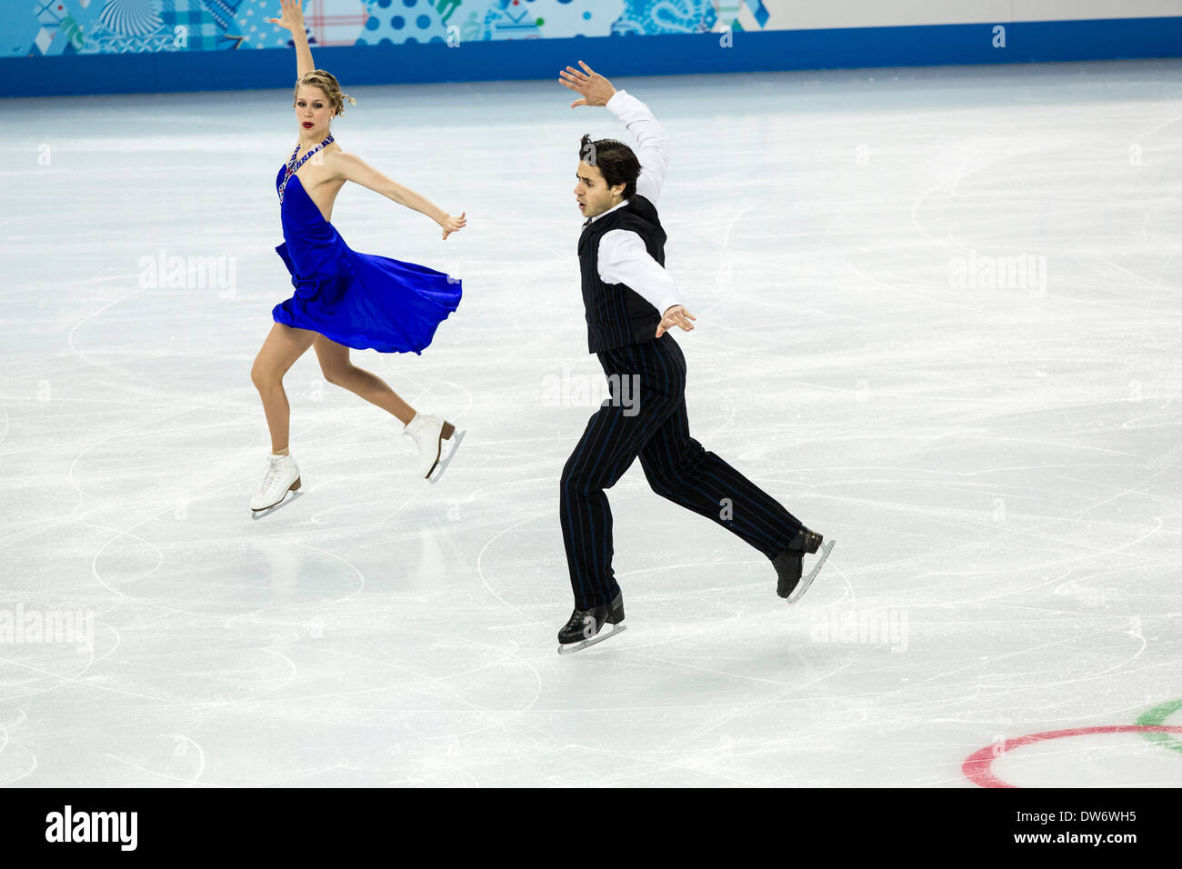 Kaitlyn Weaver et Andrew Poje (CAN) d'effectuer dans le programme court de danse sur glace aux Jeux Olympiques d'hiver de Sotchi, Russie, 2014 Banque D'Images