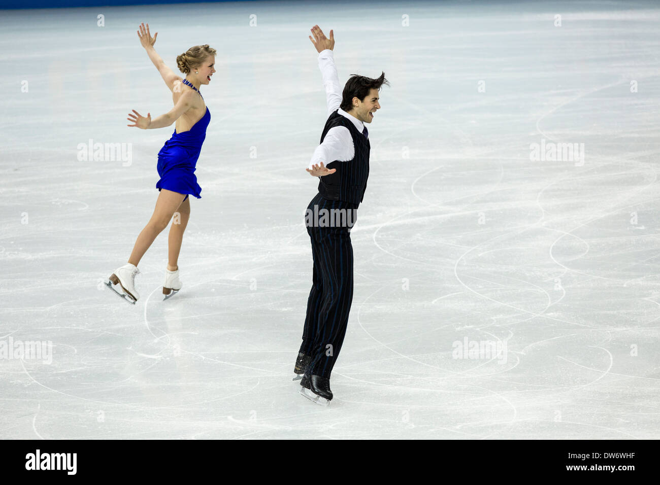 Kaitlyn Weaver et Andrew Poje (CAN) d'effectuer dans le programme court de danse sur glace aux Jeux Olympiques d'hiver de Sotchi, Russie, 2014 Banque D'Images