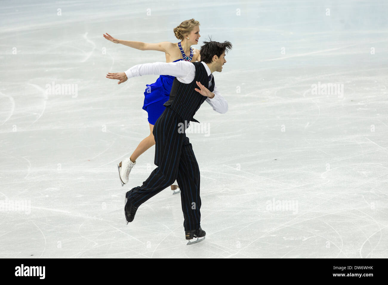 Kaitlyn Weaver et Andrew Poje (CAN) d'effectuer dans le programme court de danse sur glace aux Jeux Olympiques d'hiver de Sotchi, Russie, 2014 Banque D'Images