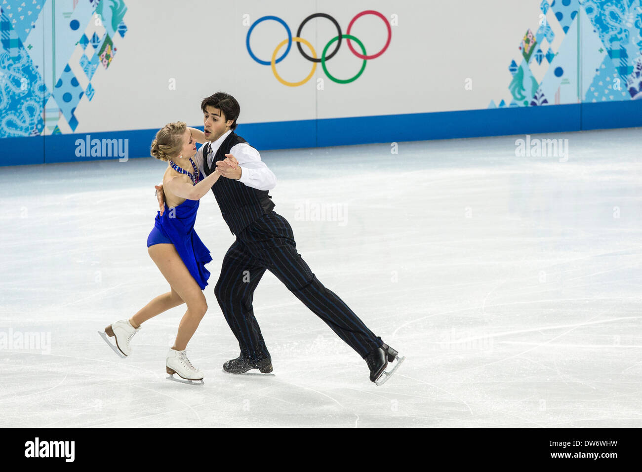 Kaitlyn Weaver et Andrew Poje (CAN) d'effectuer dans le programme court de danse sur glace aux Jeux Olympiques d'hiver de Sotchi, Russie, 2014 Banque D'Images