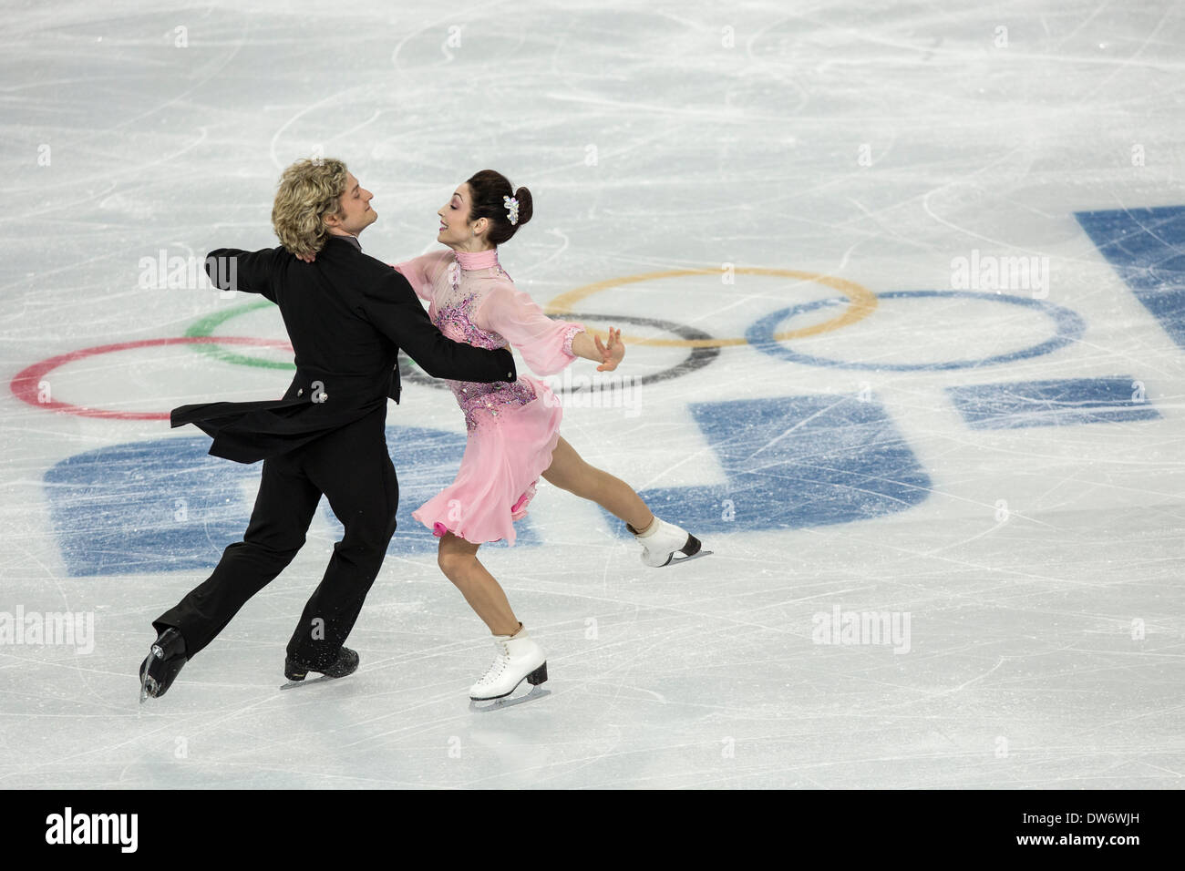 Meryl Davis et Charlie White (USA) dans le programme court de danse sur glace aux Jeux Olympiques d'hiver de Sotchi, Russie, 2014 Banque D'Images