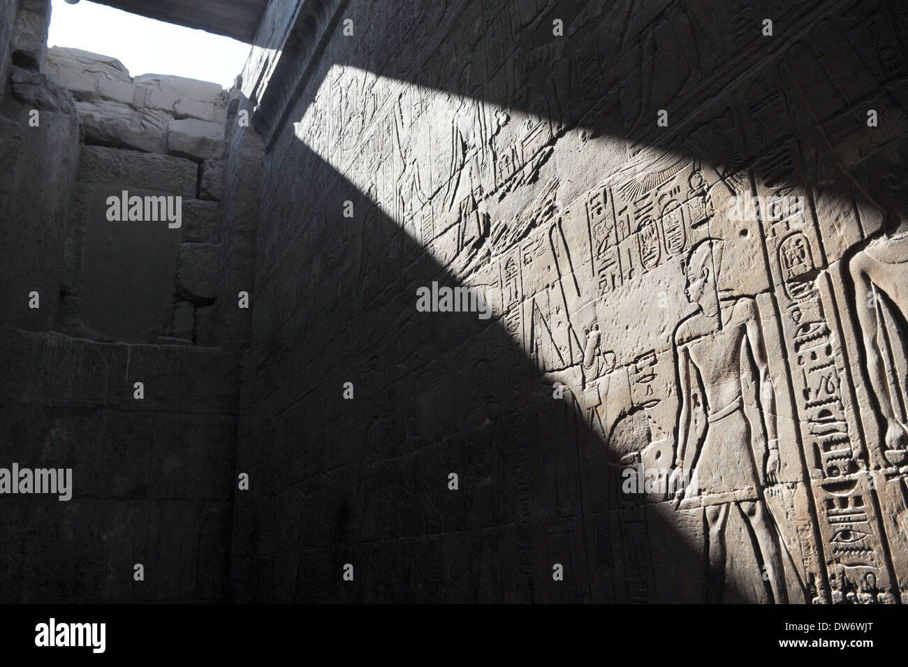 LUXOR 25 Nov 08 : Un feu-arbre révèle un mur de hiéroglyphes au temple de Louxor à Louxor, Égypte. Banque D'Images