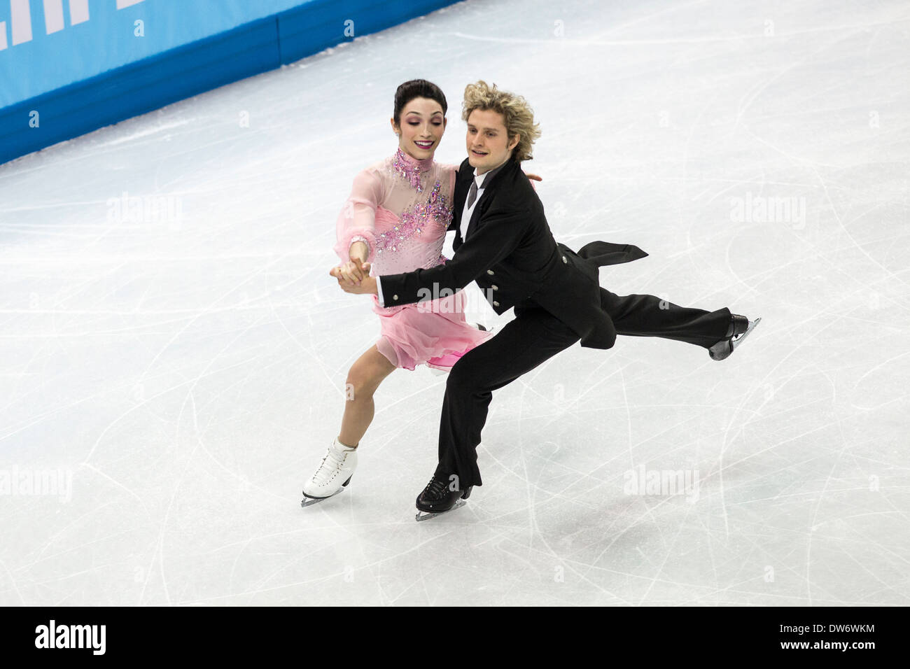 Meryl Davis et Charlie White (USA) dans le programme court de danse sur glace aux Jeux Olympiques d'hiver de Sotchi, Russie, 2014 Banque D'Images