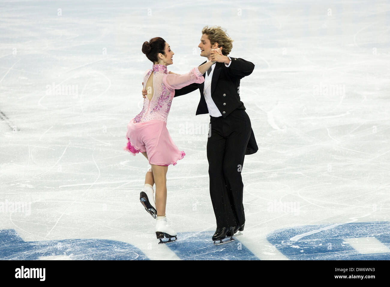 Meryl Davis et Charlie White (USA) dans le programme court de danse sur glace aux Jeux Olympiques d'hiver de Sotchi, Russie, 2014 Banque D'Images