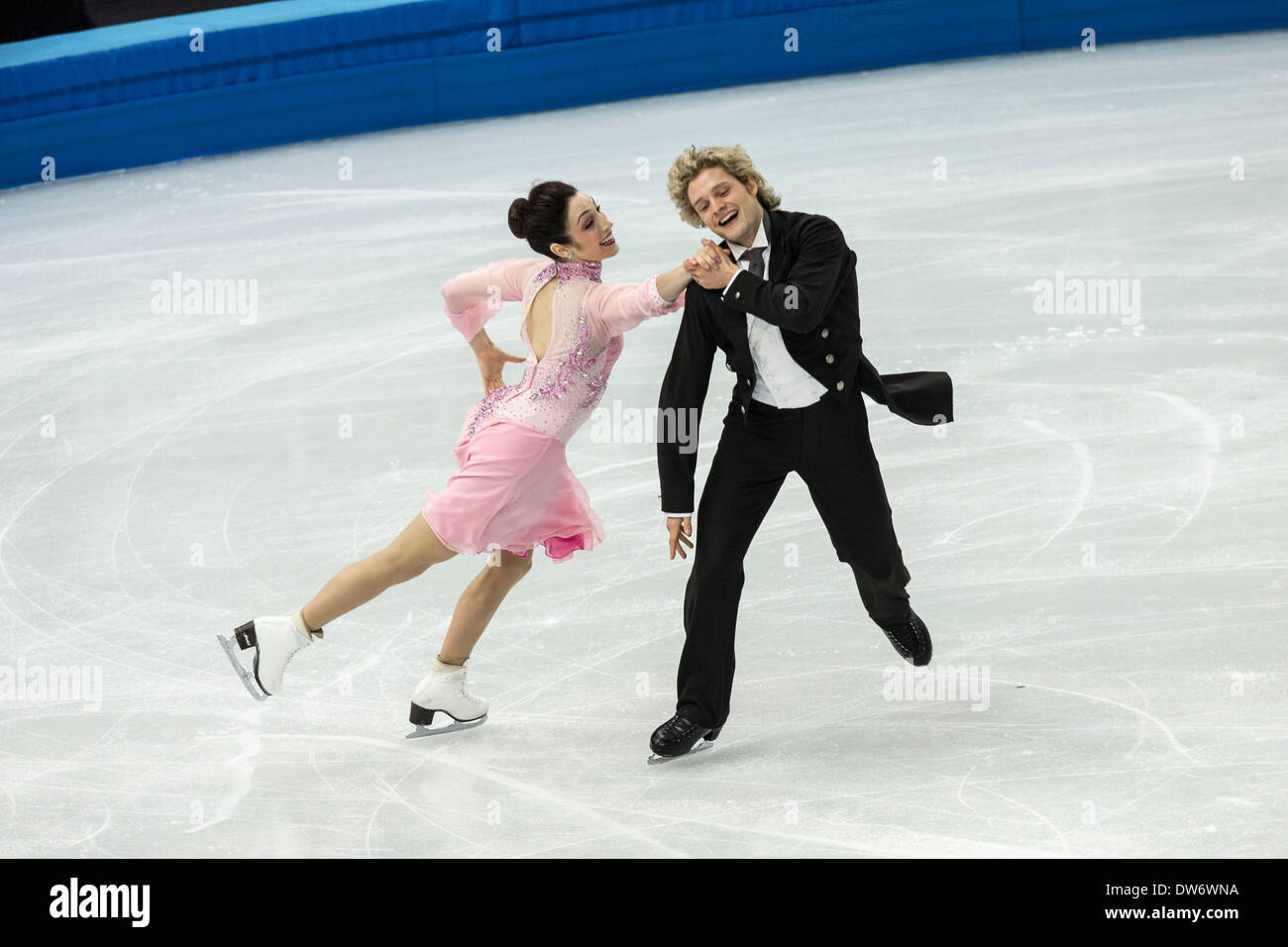 Meryl Davis et Charlie White (USA) dans le programme court de danse sur glace aux Jeux Olympiques d'hiver de Sotchi, Russie, 2014 Banque D'Images