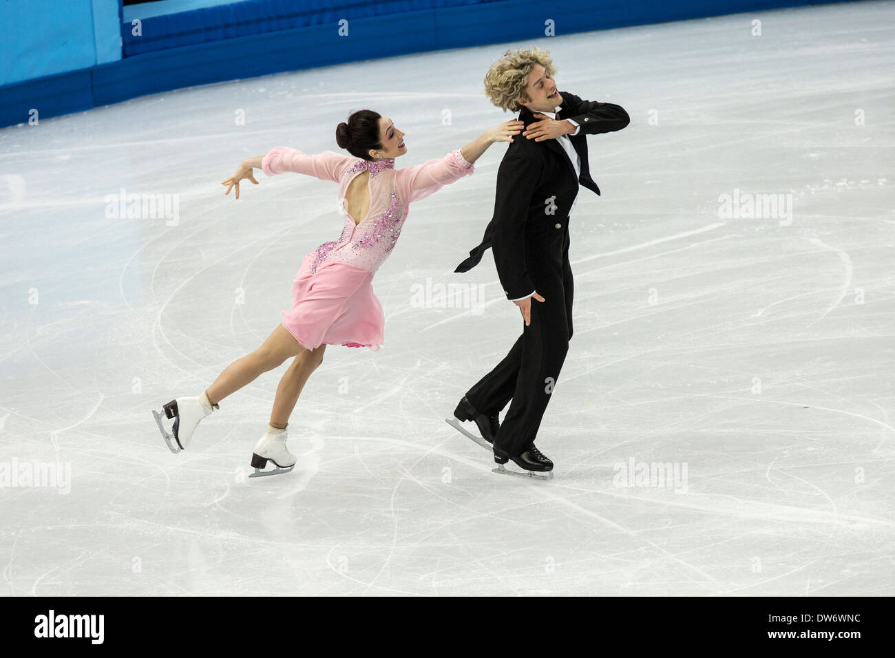 Meryl Davis et Charlie White (USA) dans le programme court de danse sur glace aux Jeux Olympiques d'hiver de Sotchi, Russie, 2014 Banque D'Images