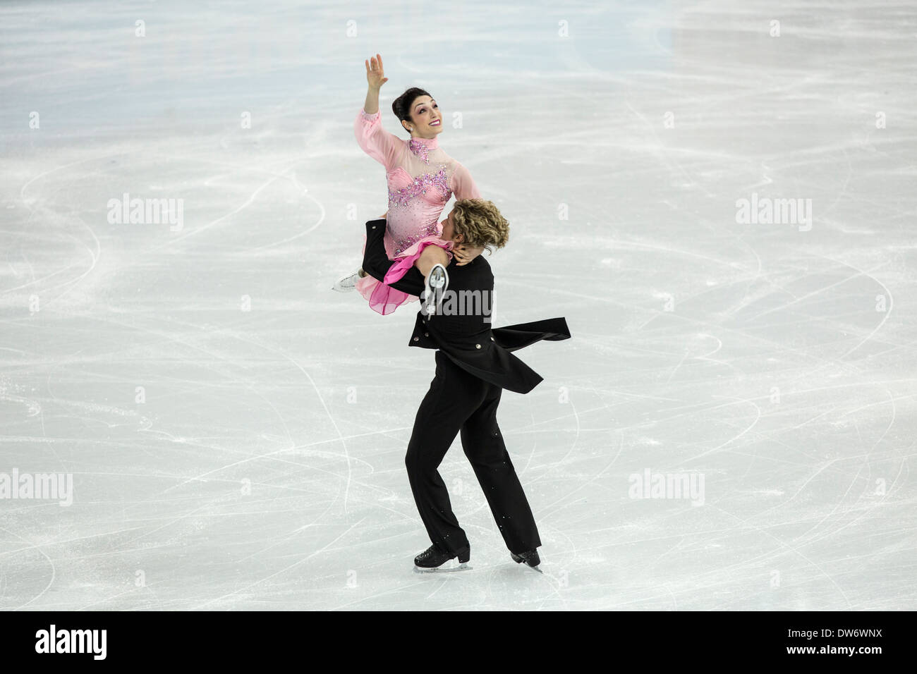 Meryl Davis et Charlie White (USA) dans le programme court de danse sur glace aux Jeux Olympiques d'hiver de Sotchi, Russie, 2014 Banque D'Images
