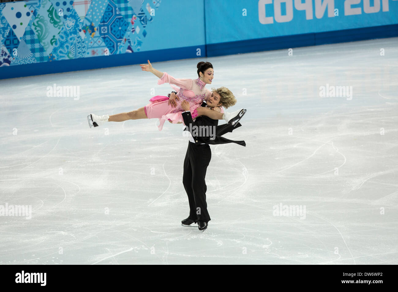 Meryl Davis et Charlie White (USA) dans le programme court de danse sur glace aux Jeux Olympiques d'hiver de Sotchi, Russie, 2014 Banque D'Images