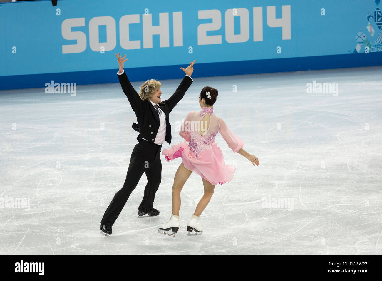 Meryl Davis et Charlie White (USA) dans le programme court de danse sur glace aux Jeux Olympiques d'hiver de Sotchi, Russie, 2014 Banque D'Images