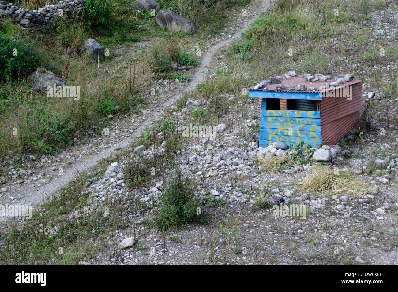 Contrôle de la police situé le long d'un sentier dans la région du Népal Manaslu. Banque D'Images