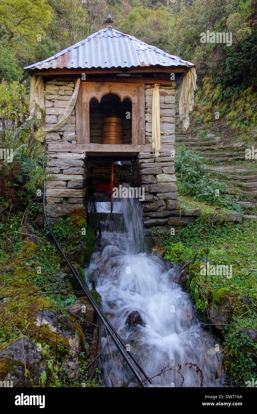 Moulin à prières bouddhiste de propulsion à eau au-dessus du village de Bagarchap, Népal. Banque D'Images