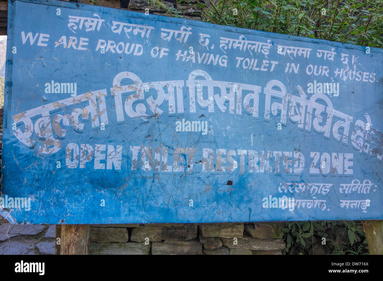 Inscrivez-vous à l'entrée du village de Ghelanchok, Népal. Banque D'Images