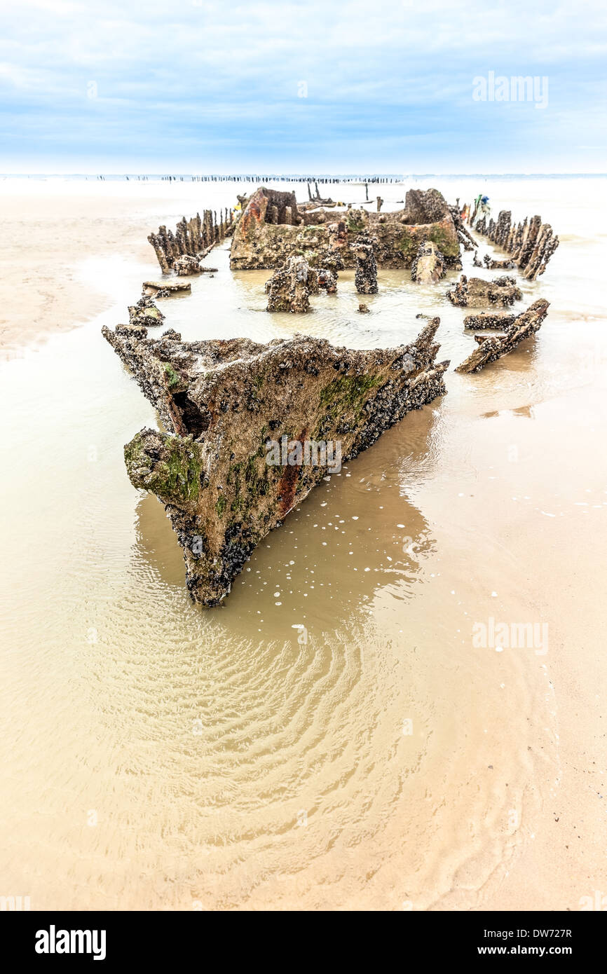 Une épave se trouve dans le sable sur la côte de Zuydcoote Banque D'Images